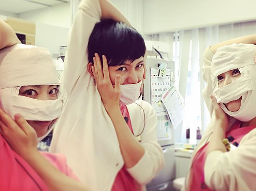 湘南美容クリニックSBC横浜院のインスタグラムの看護師がカズニョロポーズをしている